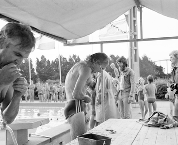 881352 Afbeelding van wethouder C. Pot tijdens de opening van de Zwemvierdaagse in het Zwembad Den Hommel (Kennedylaan ...